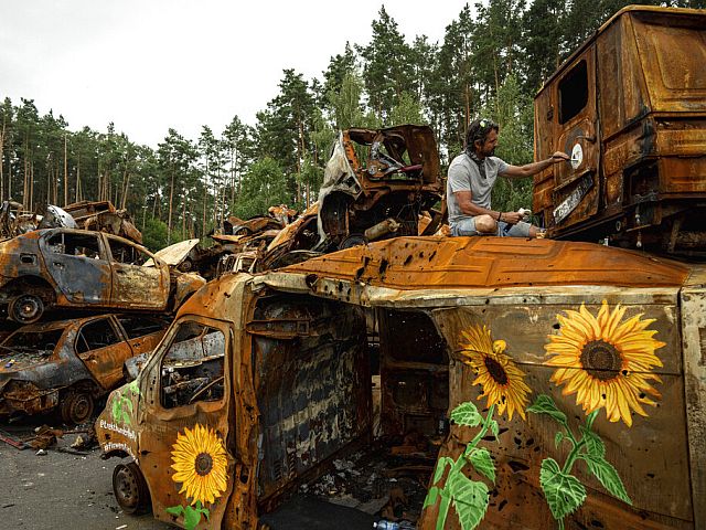 "Цветы надежды": художественный волонтерский проект в Ирпене, разрушенном войной