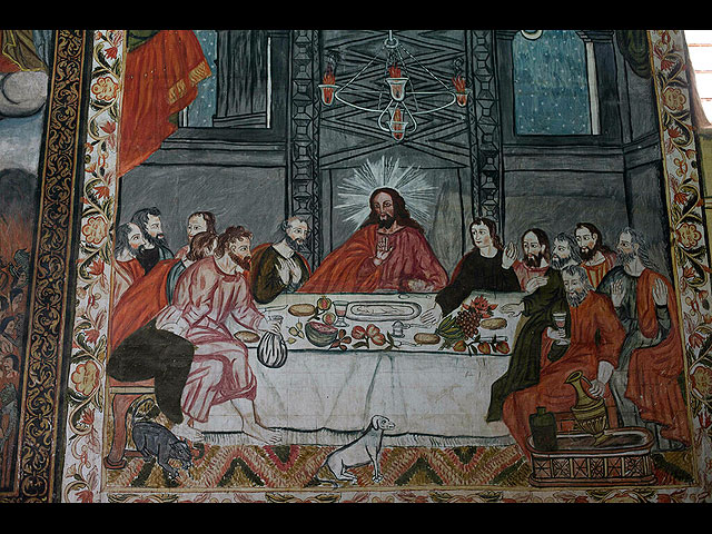 Фреска «Тайная вечеря» в местной церкви Курауара-де-Карангас, Боливия. У Иисуса на тарелке жареная морская свинка — популярная еда в Андах. Кот сопровождает Иуду, а пес смотрит на святого Петра