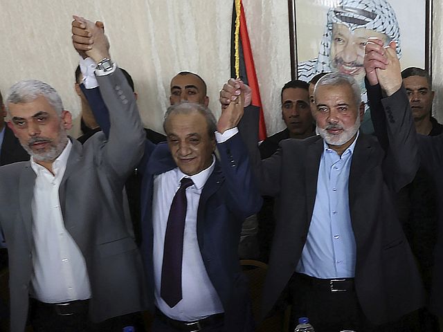 Маджид Фарадж (в центре) с лидерами ХАМАСа в Газе. 2017 год