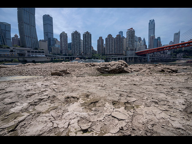 Великая сушь: на реке Янцзы прекращено судоходство. Фоторепортаж из Китая