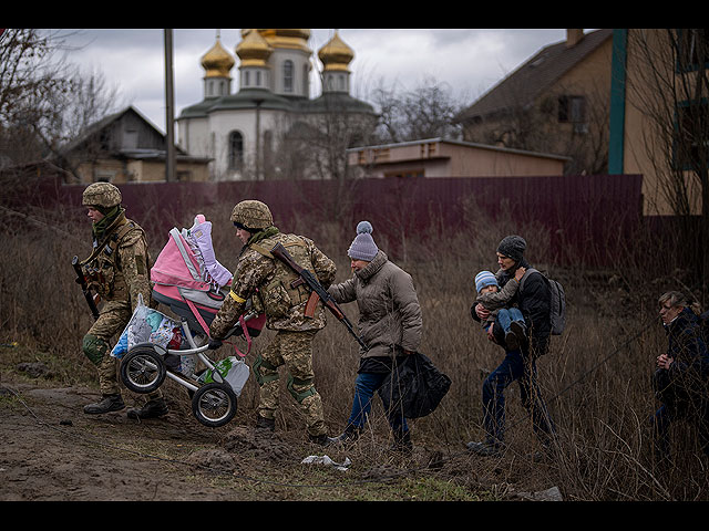 Солдаты ВСУ помогают переправится через реку Ирпень на окраине Киева, 5 марта 2022 года