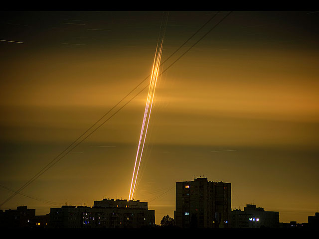 Российские ракеты, запущенные по Украине из Белгородской области России, видны на рассвете в Харькове.  3 сентября 2022 года