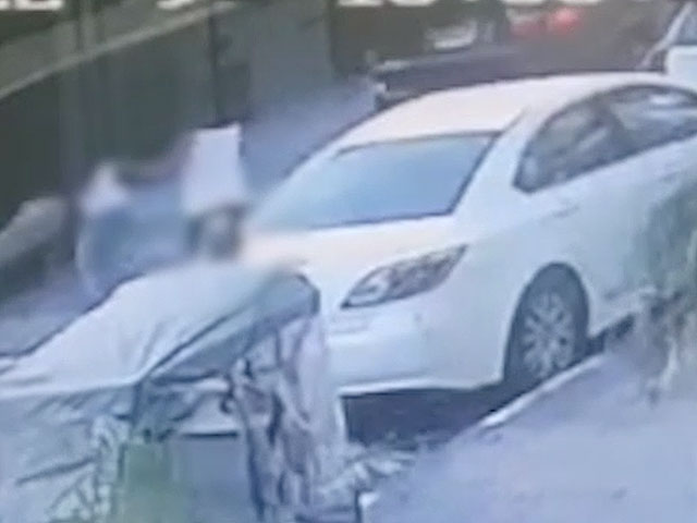 Житель Холона толкнул свою спутницу под колеса автомобиля, он арестован. Видео камеры наблюдения