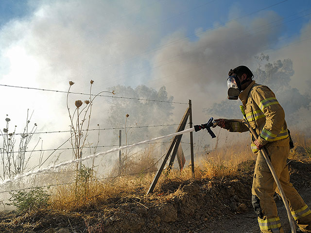 Сильный пожар вспыхнул возле военного лагеря "Адам" в Бен-Шемене