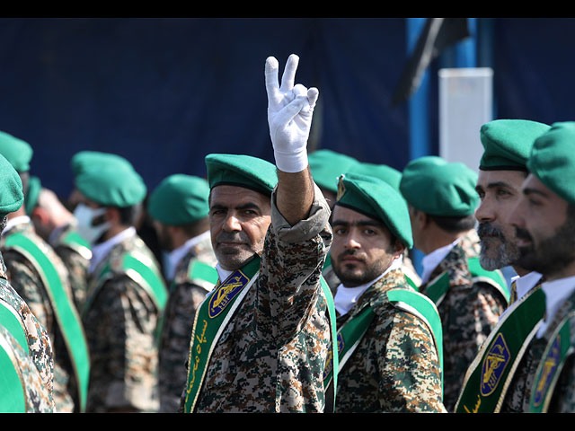 Военный парад на фоне массовых протестов в Тегеране. Фоторепортаж