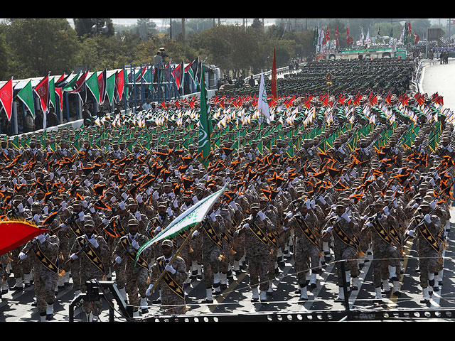 Военный парад на фоне массовых протестов в Тегеране. Фоторепортаж