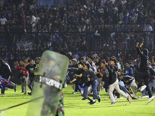 Беспорядки после футбольного матча в Индонезии: около 130 погибших