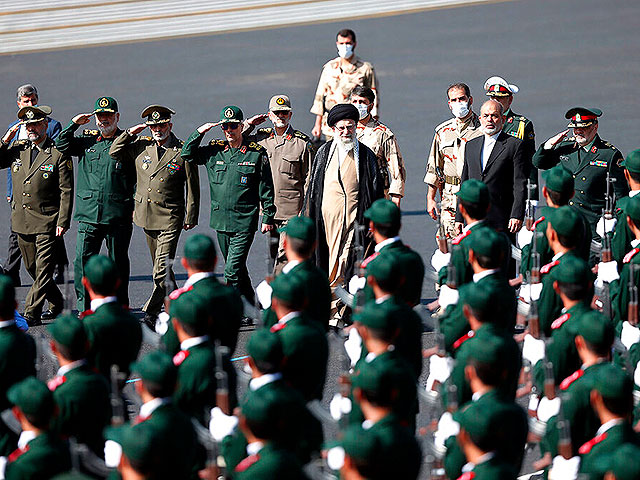 Аятолла Хаменеи выступил перед полицейскими, развеяв слухи о своей смерти