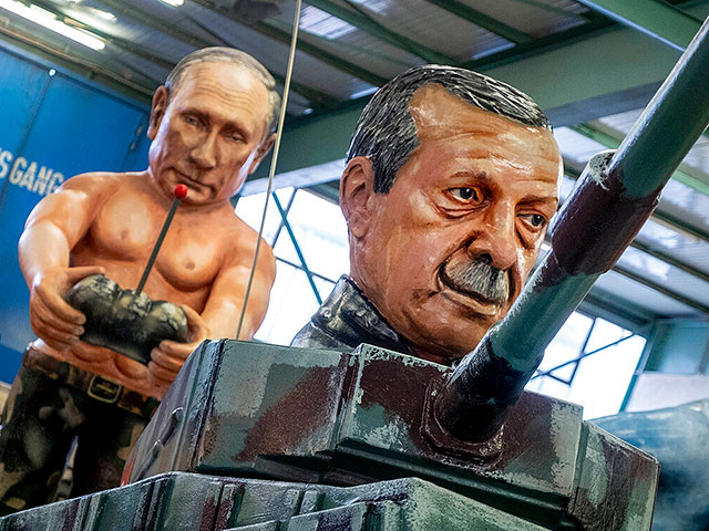 Две фигуры, изображающие Владимира Путина (слева) и Реджепа Тайипа Эрдогана, во время карнавала в Майнце, Германия, 2020 год