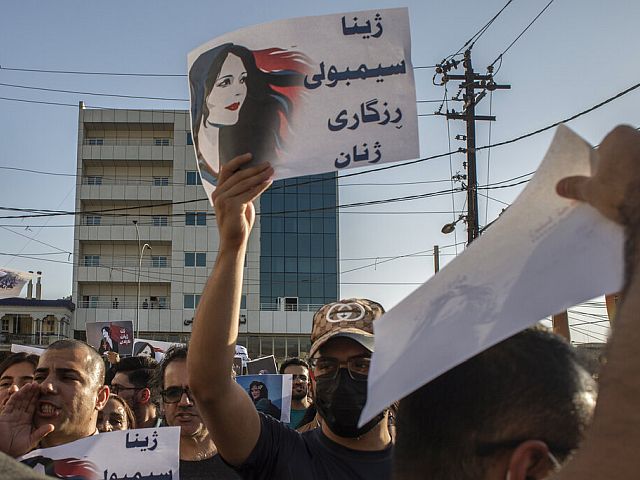 В Иране полицейские забили насмерть 16-летнюю школьницу