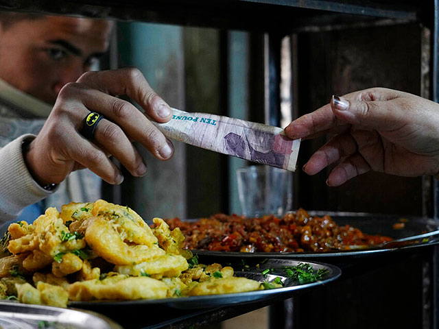 egyptian-government-raises-minimum-wage-by-15-per-month-the