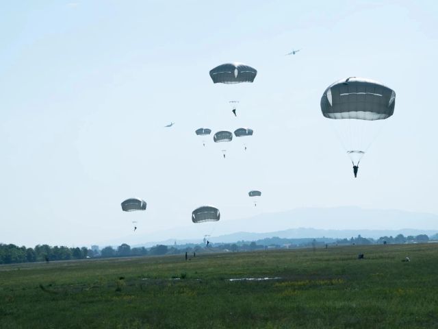 Израильские военные десантировалась в Бахрейне, чтобы отметить два года "Авраамовых соглашений"