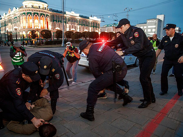 Полиция задерживает демонстрантов во время акции протеста против мобилизации. Екатеринбург, Россия, 21 сентября 2022 года