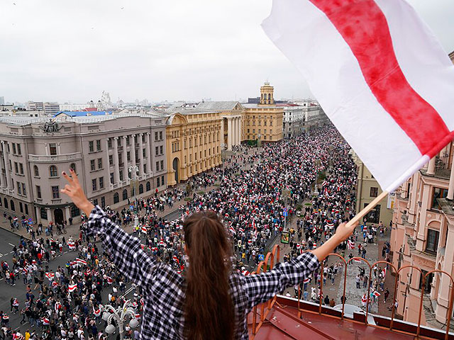 Белорусские власти объявили "нацистской символикой" лозунг "Жыве Беларусь!" в сочетании с поднятой рукой