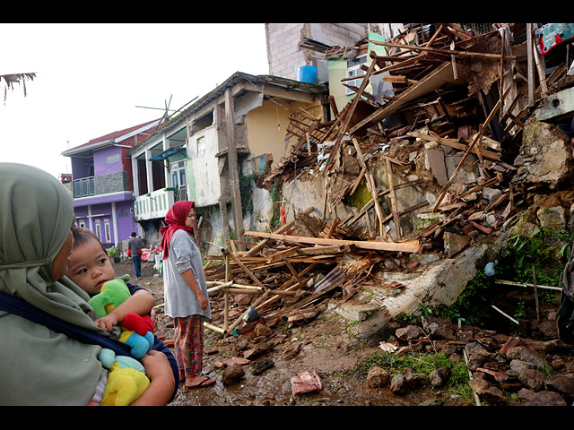 Землетрясение на острове Ява: сотни погибших. Фоторепортаж из Индонезии