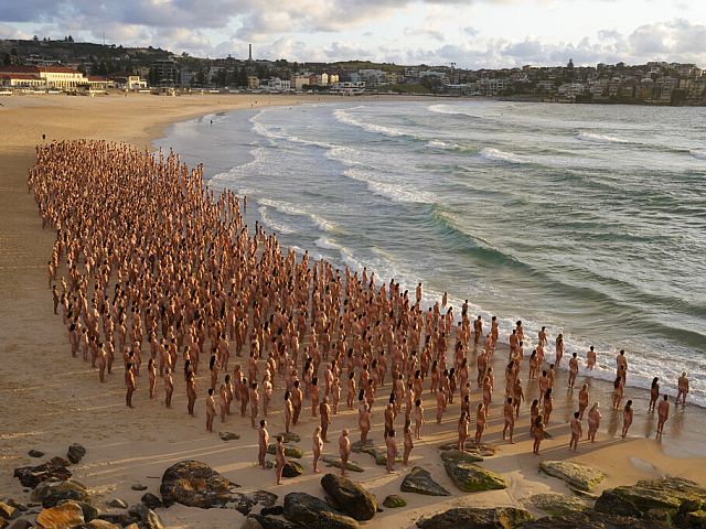 "Голая массовка" на пляже в Сиднее: борьба за осведомленность о раке кожи. Фоторепортаж