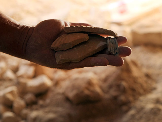 Обнаруженные в пещере фрагменты древней глиняной посуды