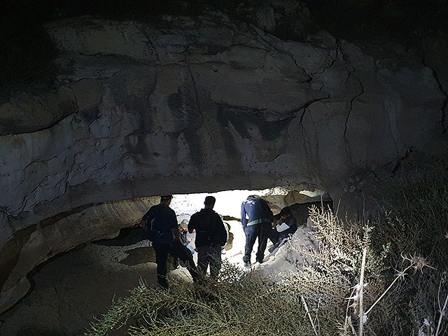 Ночной захват бандитов. Фотография отдела по предотвращению расхищения археологических находок Управления древностей Израиля