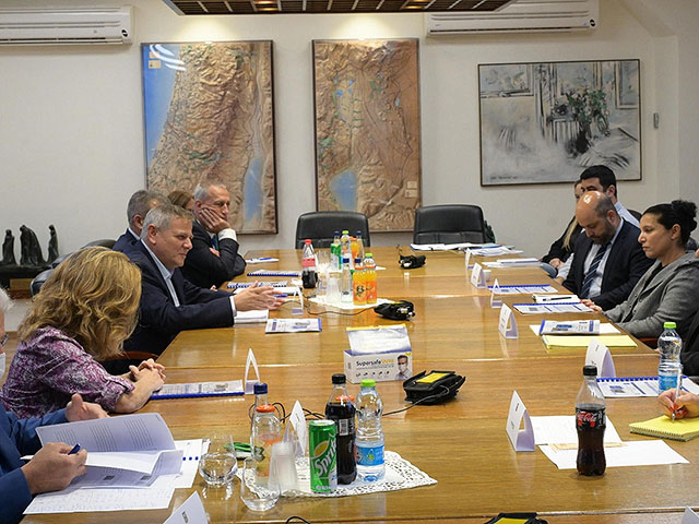 Lapid held a meeting in connection with the danger of winter epidemics of influenza and COVID-19