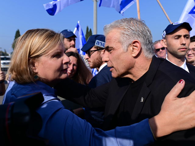 Премьер-министр Лапид принял участие в акции против коалиции Нетаниягу. Фоторепортаж