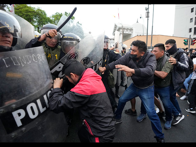 Массовые беспорядки в Перу после задержания президента. Фоторепортаж