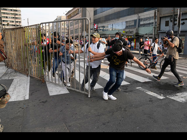 Массовые беспорядки в Перу после задержания президента. Фоторепортаж