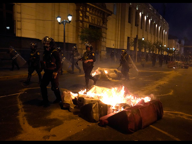 Массовые беспорядки в Перу после задержания президента. Фоторепортаж