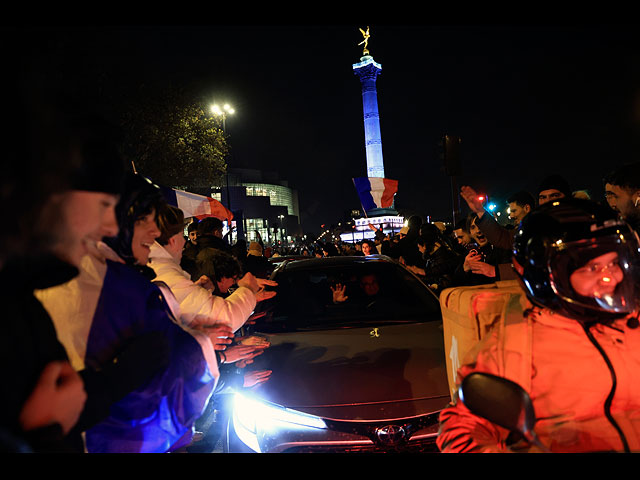 Торжества и беспорядки в Париже после победы Франции в полуфинале ЧМ по футболу. Фоторепортаж