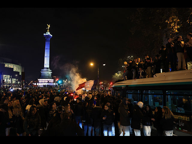 Торжества и беспорядки в Париже после победы Франции в полуфинале ЧМ по футболу. Фоторепортаж