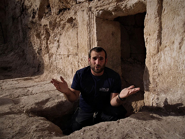 Цви Пирер, директор раскопок Управления древностей, у входа в пещеру