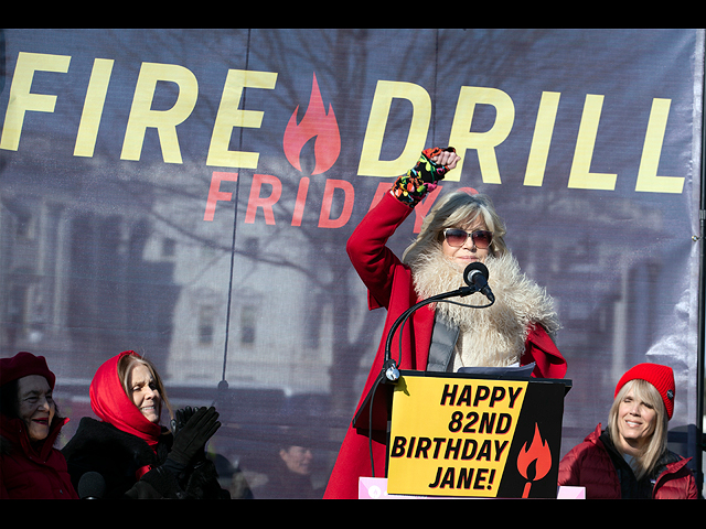 Джейн Фонда выступает на демонстрации «Fire Drill Friday» в свой 82-й день рождения, призывая Конгресс к действиям по борьбе с изменением климата. 2019 год