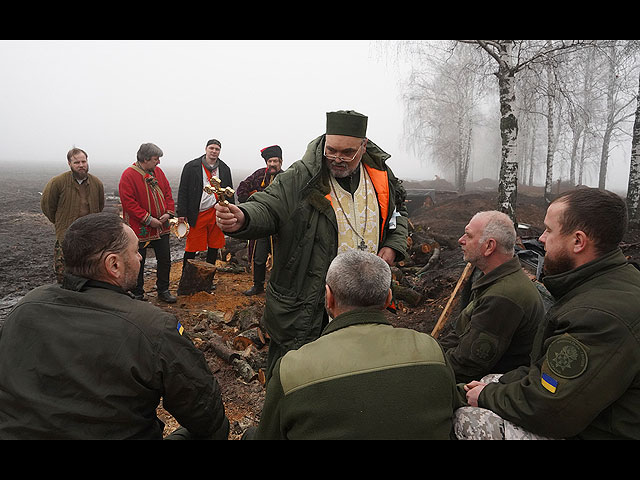 Капеллан благословляет солдат Национальной гвардии Украины отпраздновать Рождество недалеко от границы с Россией недалеко от Харькова, Украина, в субботу, 24 декабря 2022 года