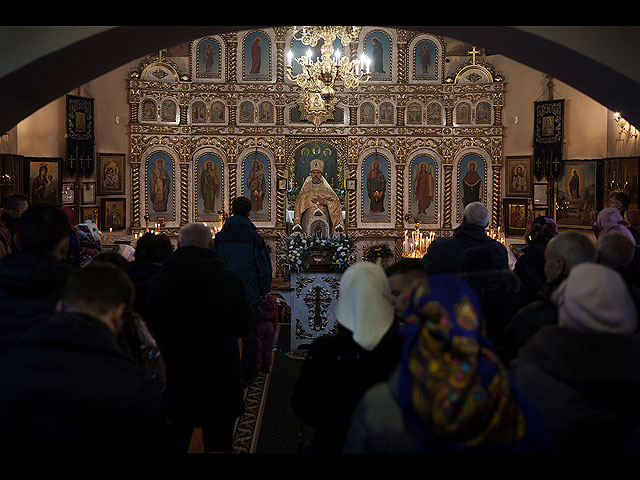 Прихожане православной церкви в Бобрице в пригороде Киева на рождественской службе. Украинцы обычно празднуют Рождество 7 января, но в этом году некоторые решили отмечать Рождество 25 декабря