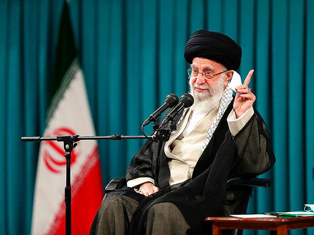 Khamenei: “Enemies are trying to enlist the support of the workers”