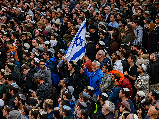 Тысячи человек провожают в последний путь раввина Хаима Друкмана