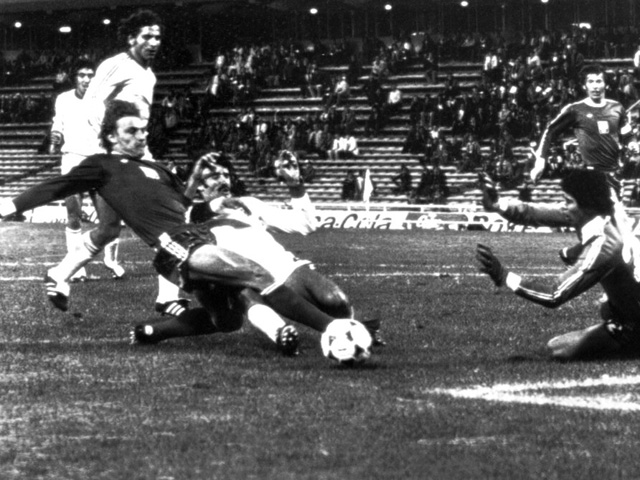 Чемпионат мира 1978. Анджей Иван (крайний слева) атакует ворота сборной Туниса