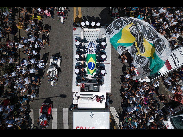 Прощание с легендой: в Бразилии прошли похороны Пеле - величайшего футболиста в истории. Фоторепортаж