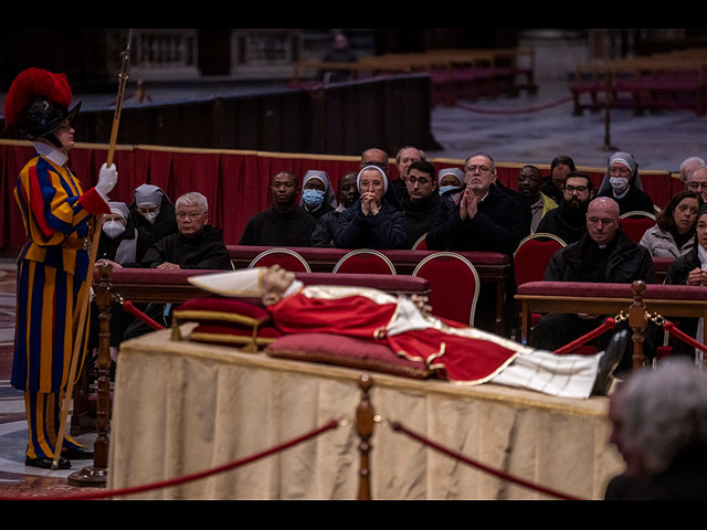 Похороны Папы Римского Бенедикта XVI. Фоторепортаж из Ватикана - NEWSru ...