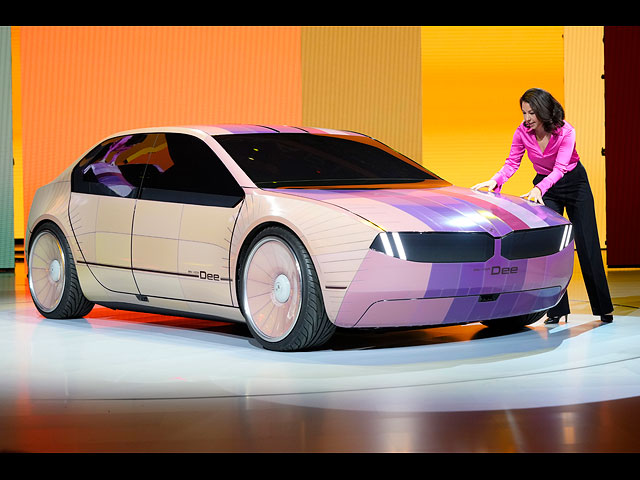 Инженер-исследователь концерна BMW AG Стелла Кларк демонстрирует концепт-кар BMW i Vision Dee, который меняет цвет