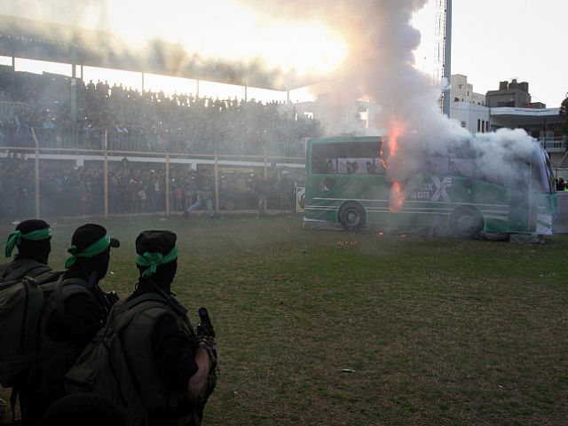 Газа. 2016 год. Боевики ХАМАСа изображают "уничтожение автобуса с израильтянами"