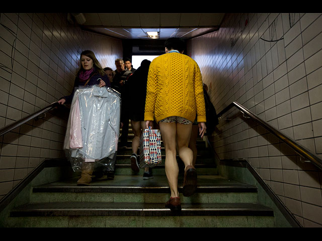 В лондонском метро "без штанов": впервые после начала эпидемии коронавируса. Фоторепортаж