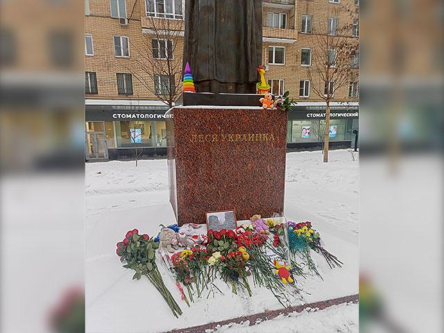 Стихийная акция в Москве: цветы и игрушки у памятника Лесе Украинке – знак скорби по погибшим в Днепре