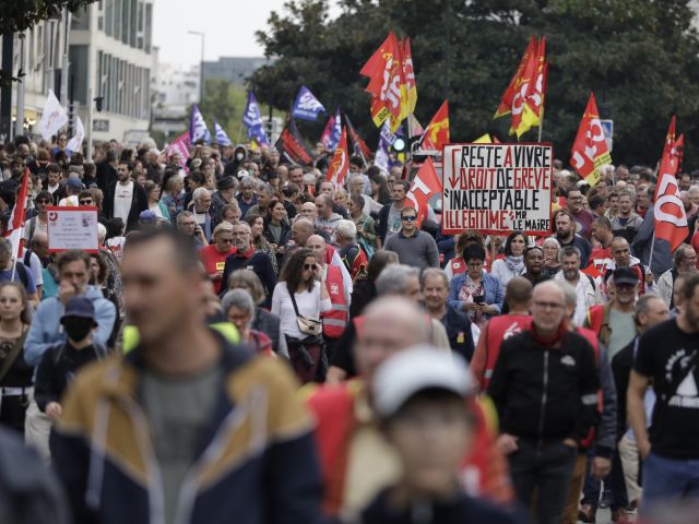 Французские профсоюзы объявили всеобщую забастовку против пенсионной реформы Макрона