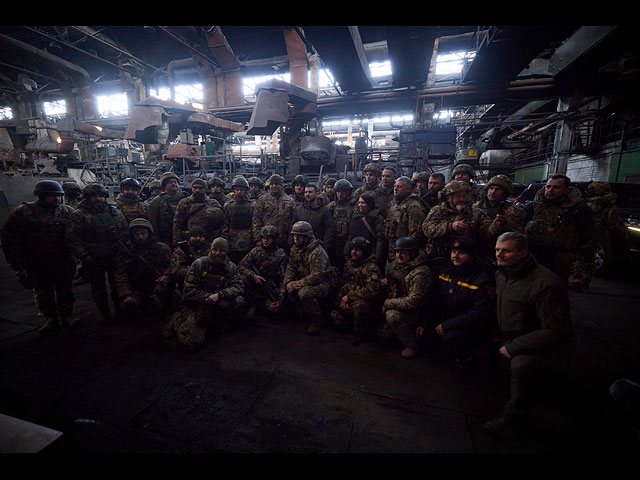 Президент Украины Владимир Зеленский (в центре) позирует с солдатами на месте тяжелейших боев с российскими оккупантами в Бахмуте, Украина, 20 декабря 2022 года