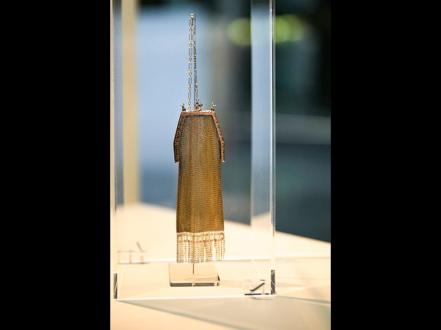 Вечерняя сумка, принадлежащая жертве Холокоста Дженни Бахрах из Эссена. Является частью выставки предметов из "Яд ва-Шем" в Бундестаге