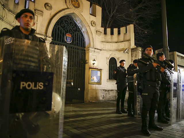 Полиция около консульства Швеции в Стамбуле
