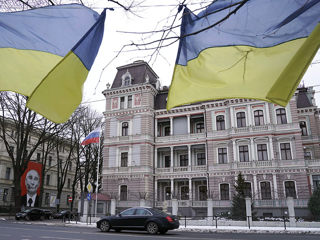Украинские флаги напротив посольства России в Риге