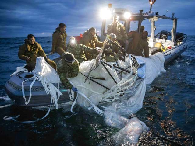 Американские моряки подняли сбитый китайский аэростат