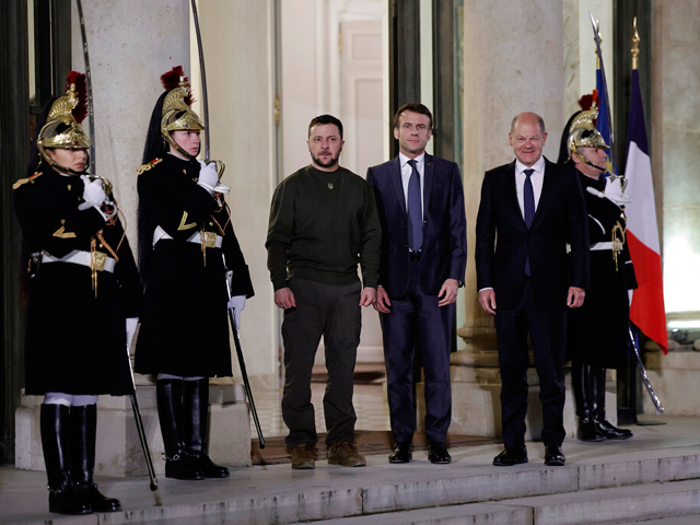 Президент Украины Зеленский встретился с лидерами Франции и Германии в Париже, а затем направляется в Брюссель