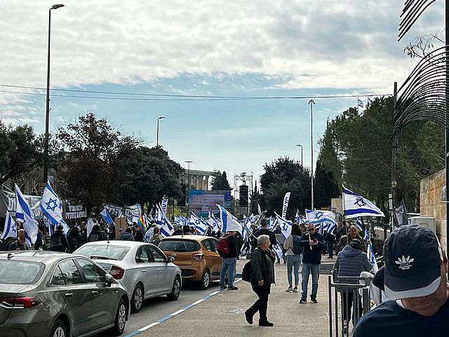 В связи с протестами в Иерусалиме железнодорожные станции и поезда переполнены, будут два дополнительных поезда